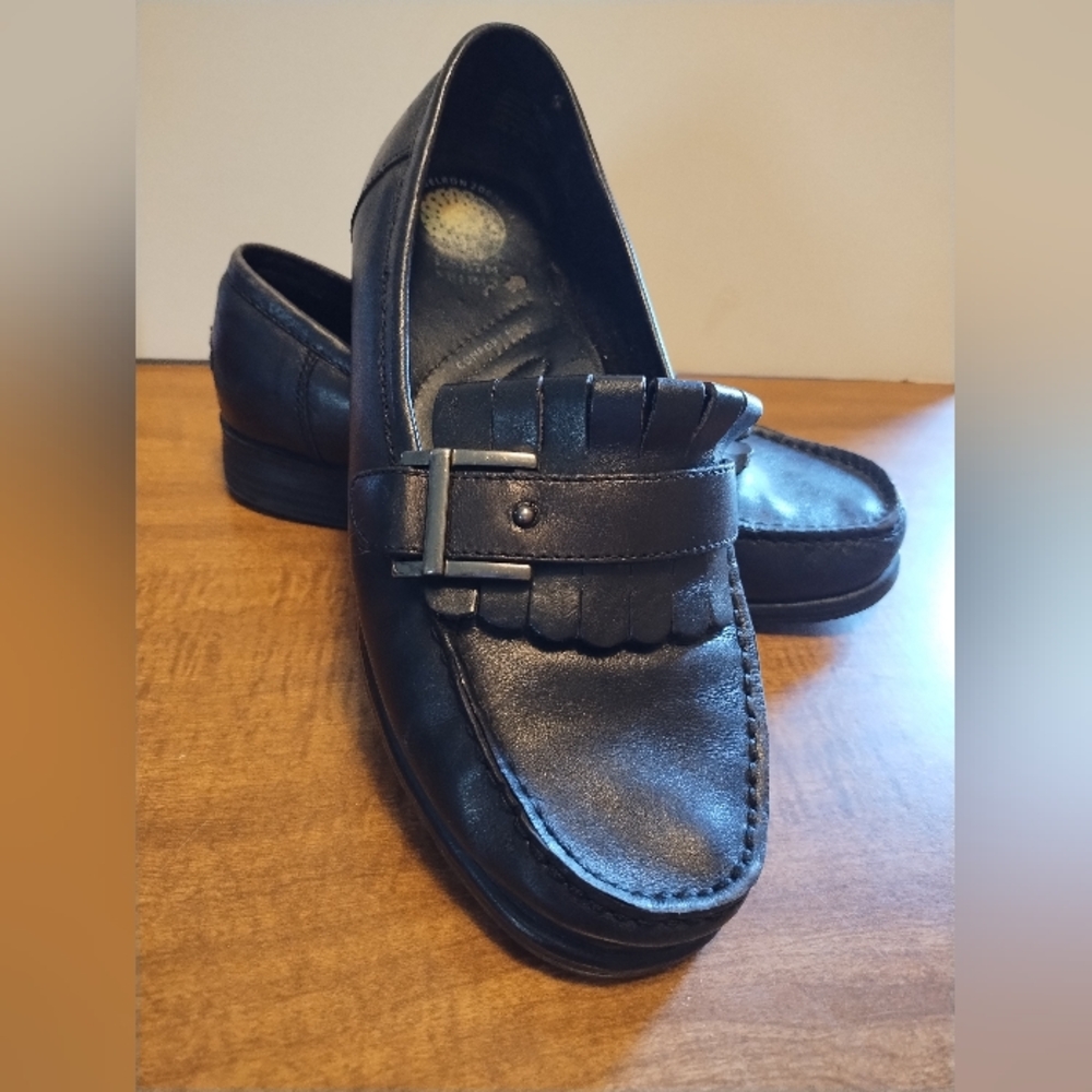 Classic Women's Black Leather Kiltie Loafer